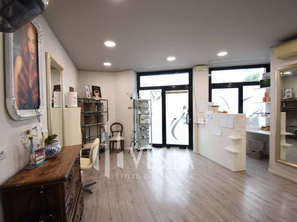 negozio in vendita ad Airuno