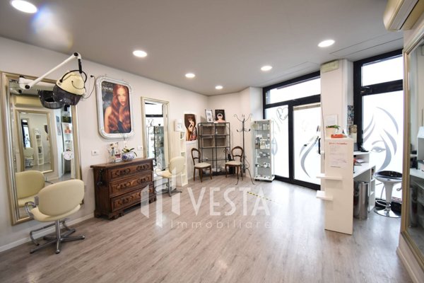 locale commerciale in vendita ad Airuno