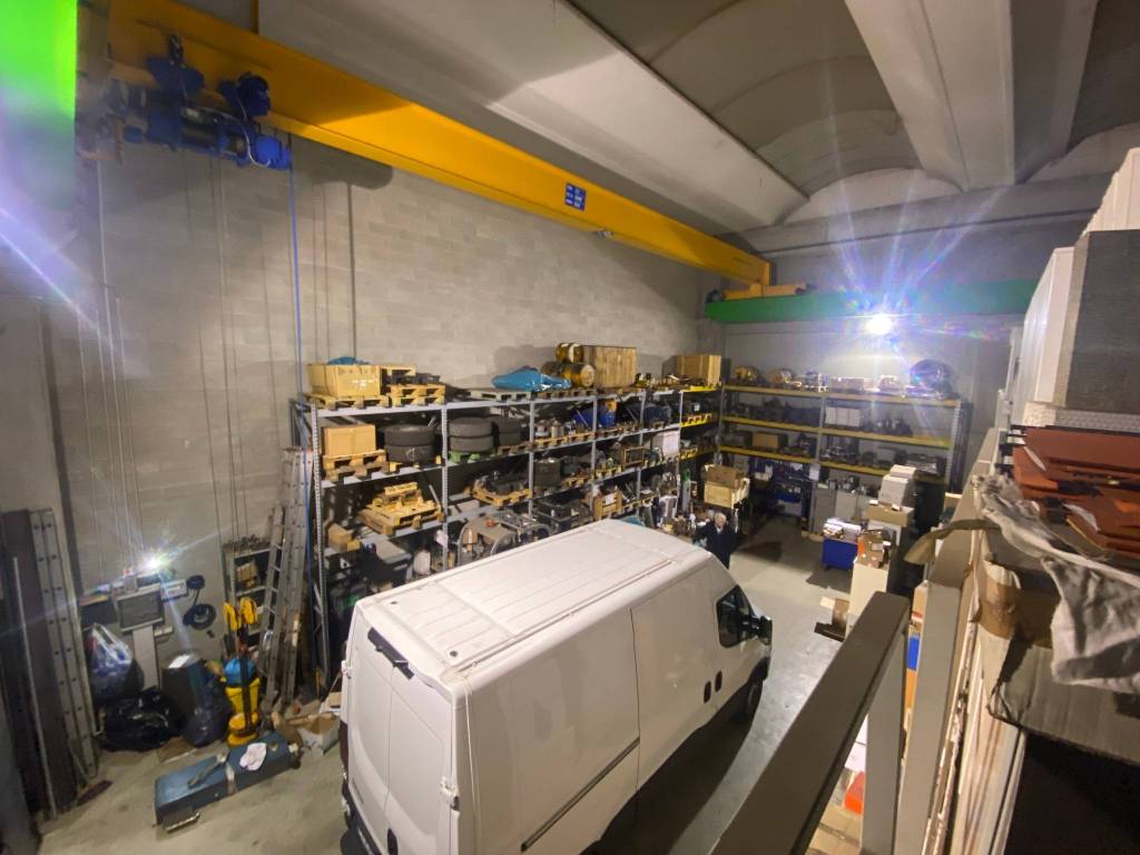 locale commerciale in vendita ad Airuno