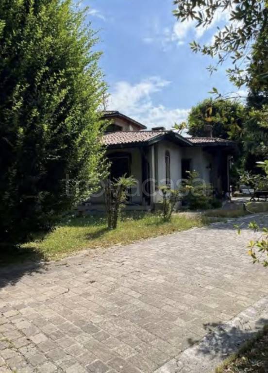 casa indipendente in vendita ad Airuno