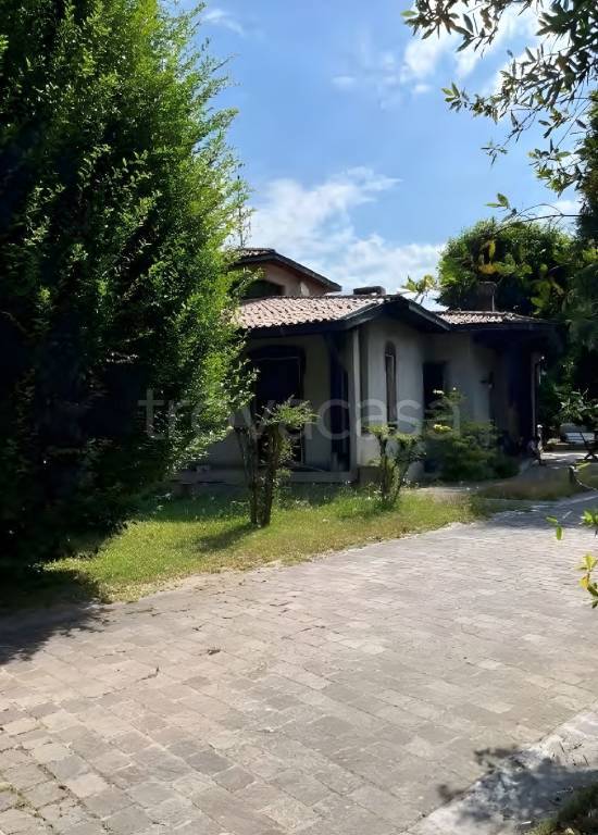casa indipendente in vendita ad Airuno