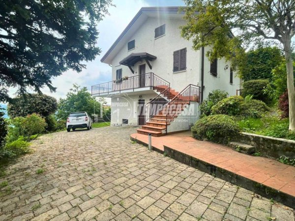 casa indipendente in vendita ad Airuno in zona Aizurro