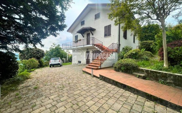 casa indipendente in vendita ad Airuno in zona Aizurro