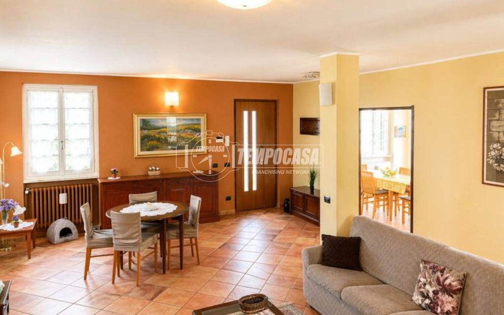 casa indipendente in vendita ad Airuno in zona Aizurro