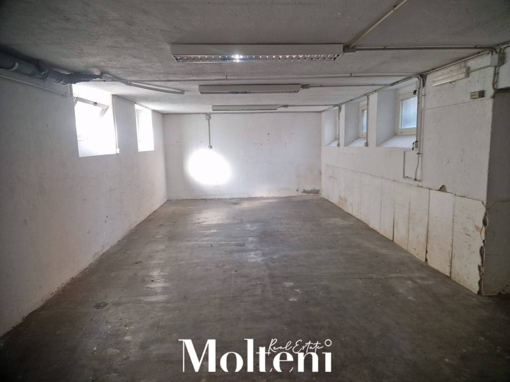 locale commerciale in vendita a Barzago