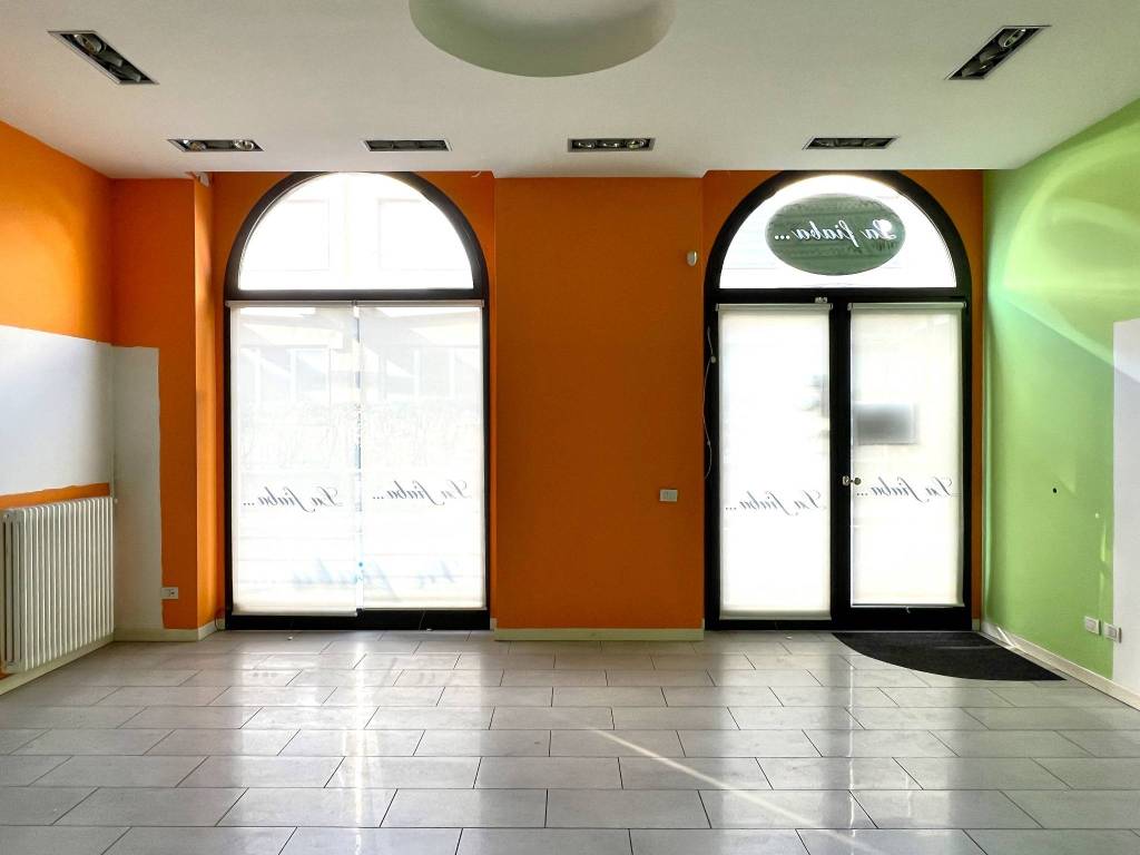 negozio in vendita a Barzanò