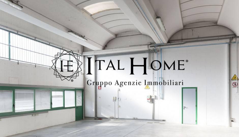 locale commerciale in vendita a Barzanò