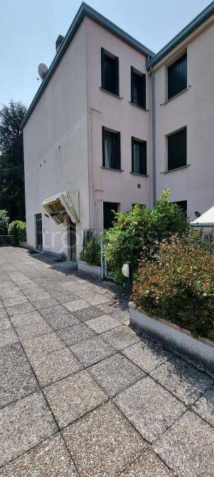 appartamento in vendita a Barzanò