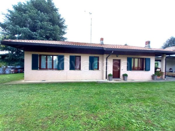 casa indipendente in vendita a Barzanò