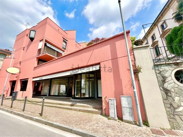 negozio in vendita a Barzanò