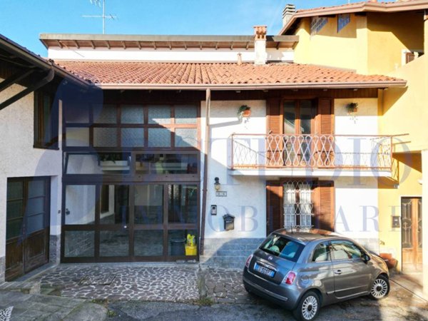 casa semindipendente in vendita a Barzanò