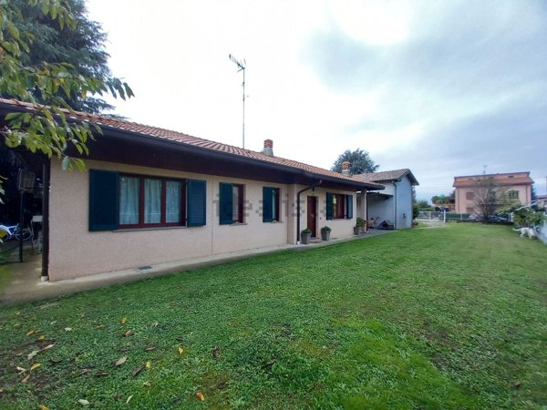 casa indipendente in vendita a Barzanò