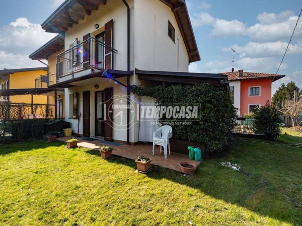 casa indipendente in vendita a Barzanò