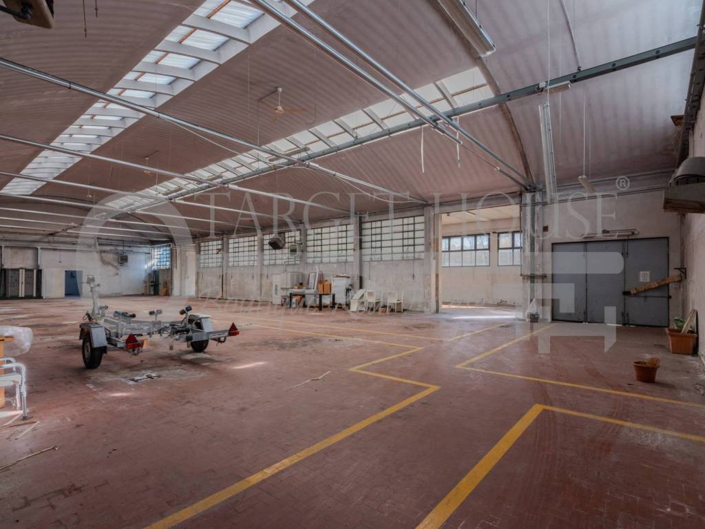 locale commerciale in vendita a Barzanò