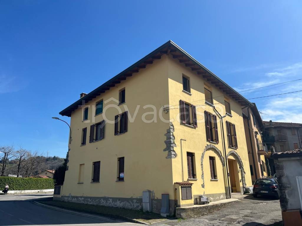 appartamento in vendita a Barzanò