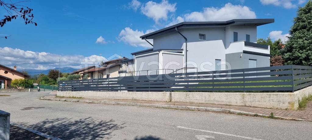 casa indipendente in vendita a Barzanò