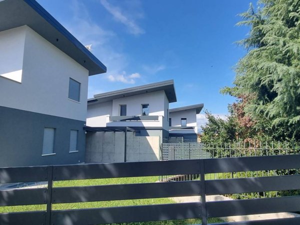 casa indipendente in vendita a Barzanò