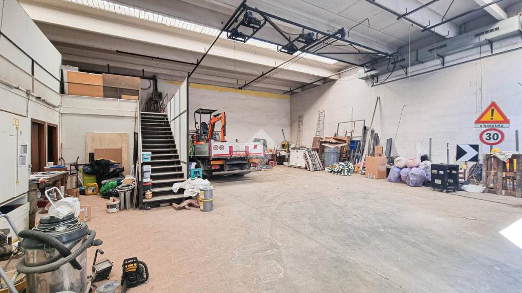 locale commerciale in vendita a Barzanò