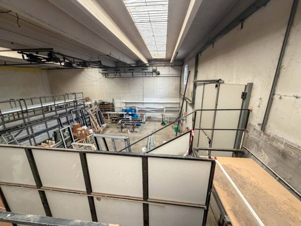 locale commerciale in vendita a Barzanò