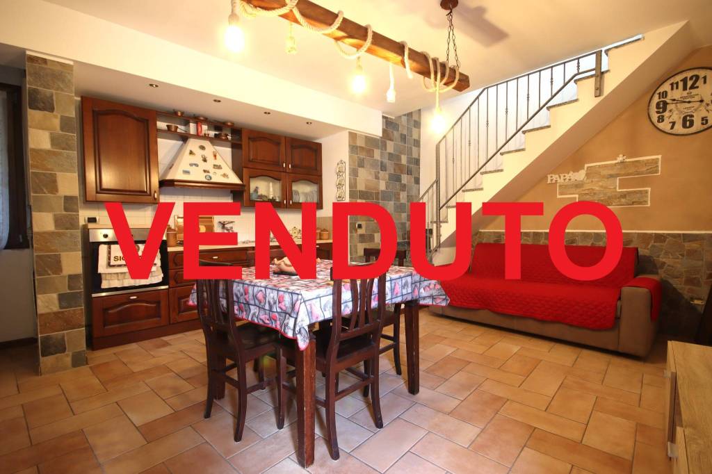 casa indipendente in vendita a Barzanò