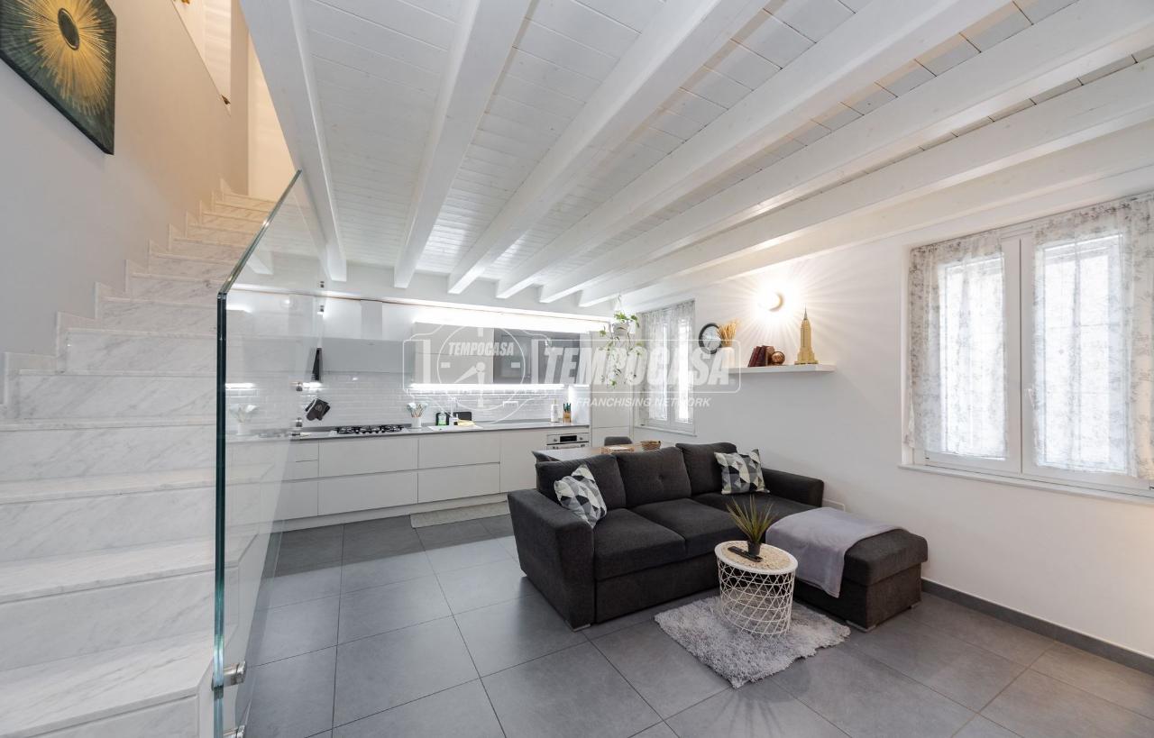 casa indipendente in vendita a Barzanò