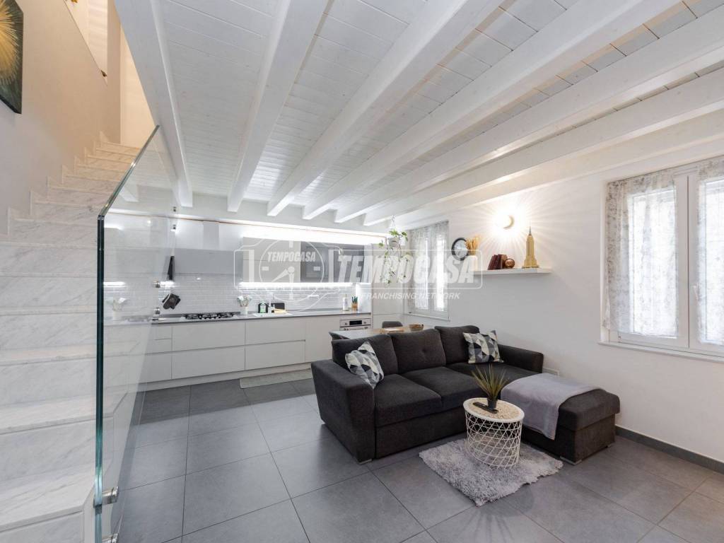 casa indipendente in vendita a Barzanò