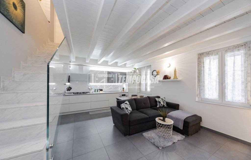 casa indipendente in vendita a Barzanò