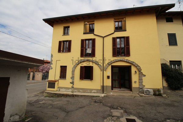 appartamento in vendita a Barzanò