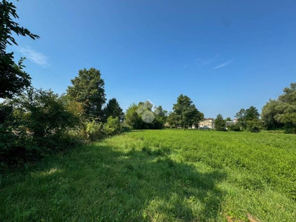 terreno edificabile in vendita a Barzanò