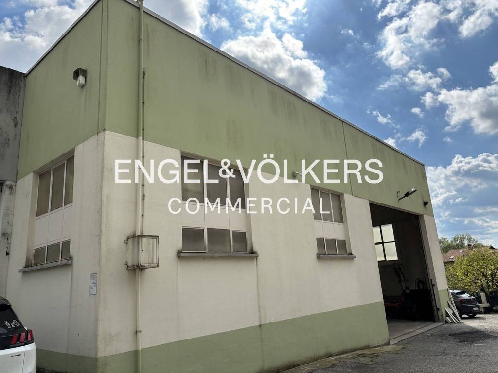 locale commerciale in vendita a Barzanò