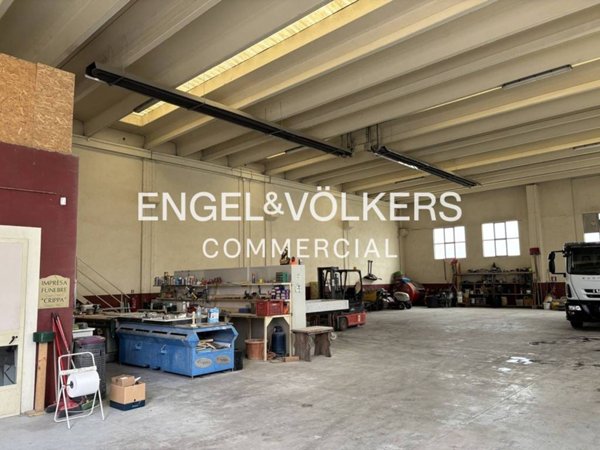 locale commerciale in vendita a Barzanò