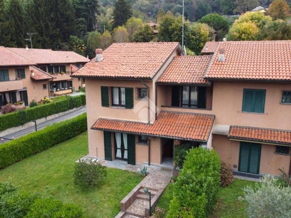 casa indipendente in vendita a Barzanò