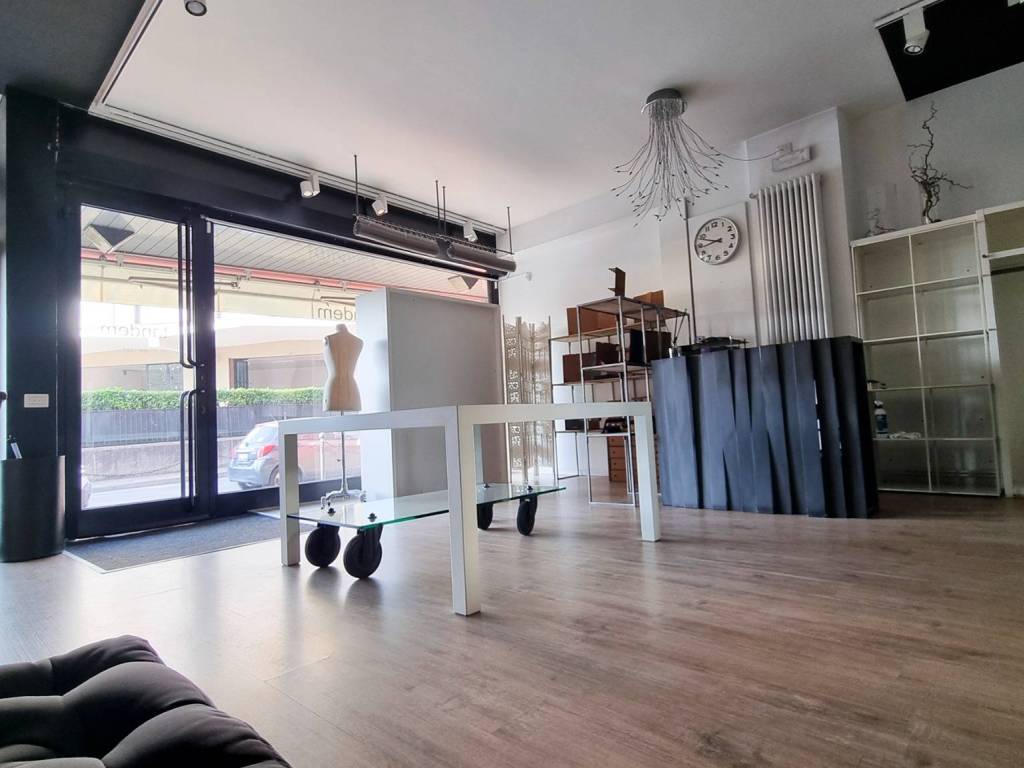 negozio in vendita a Barzanò