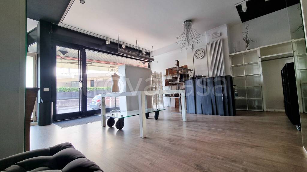 negozio in vendita a Barzanò