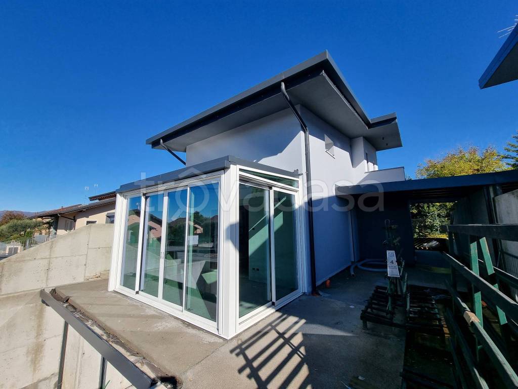 casa indipendente in vendita a Barzanò