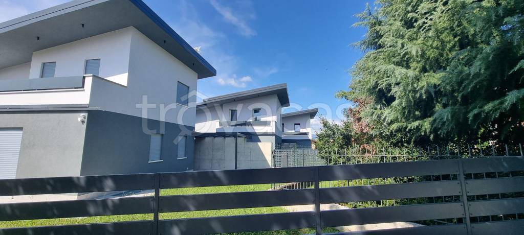 casa indipendente in vendita a Barzanò