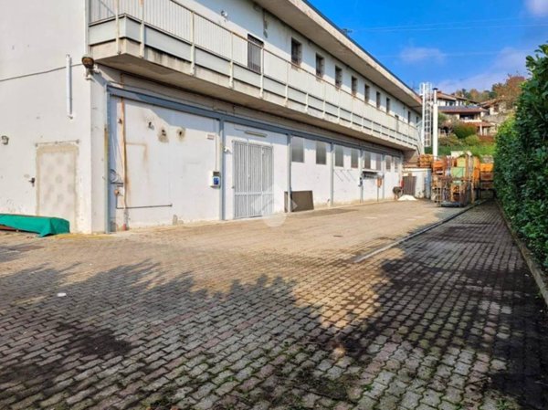 locale commerciale in vendita a Barzanò