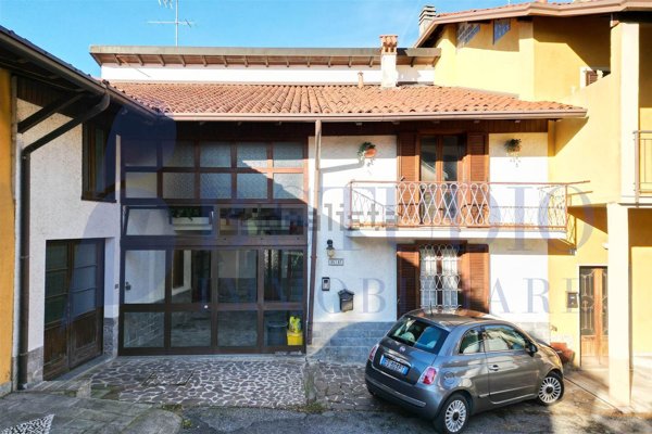 casa semindipendente in vendita a Barzanò