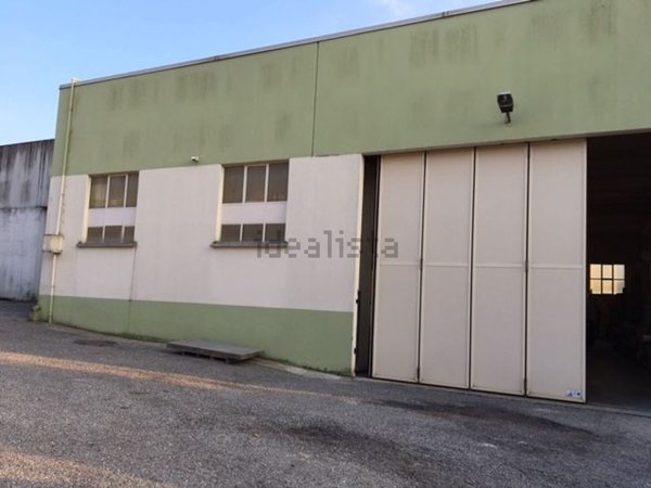 capannone in vendita a Barzanò