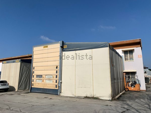 capannone in vendita a Barzanò