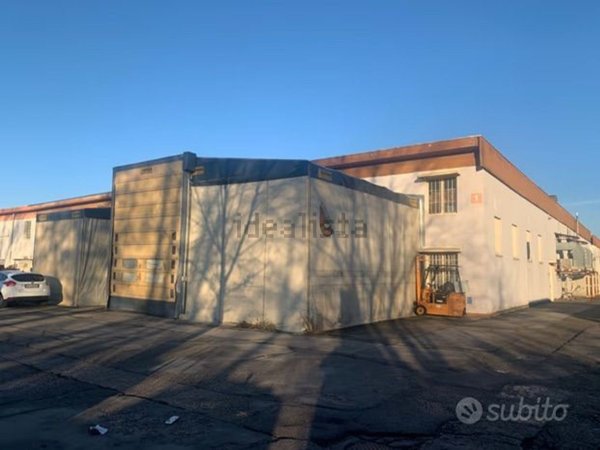 capannone in vendita a Barzanò