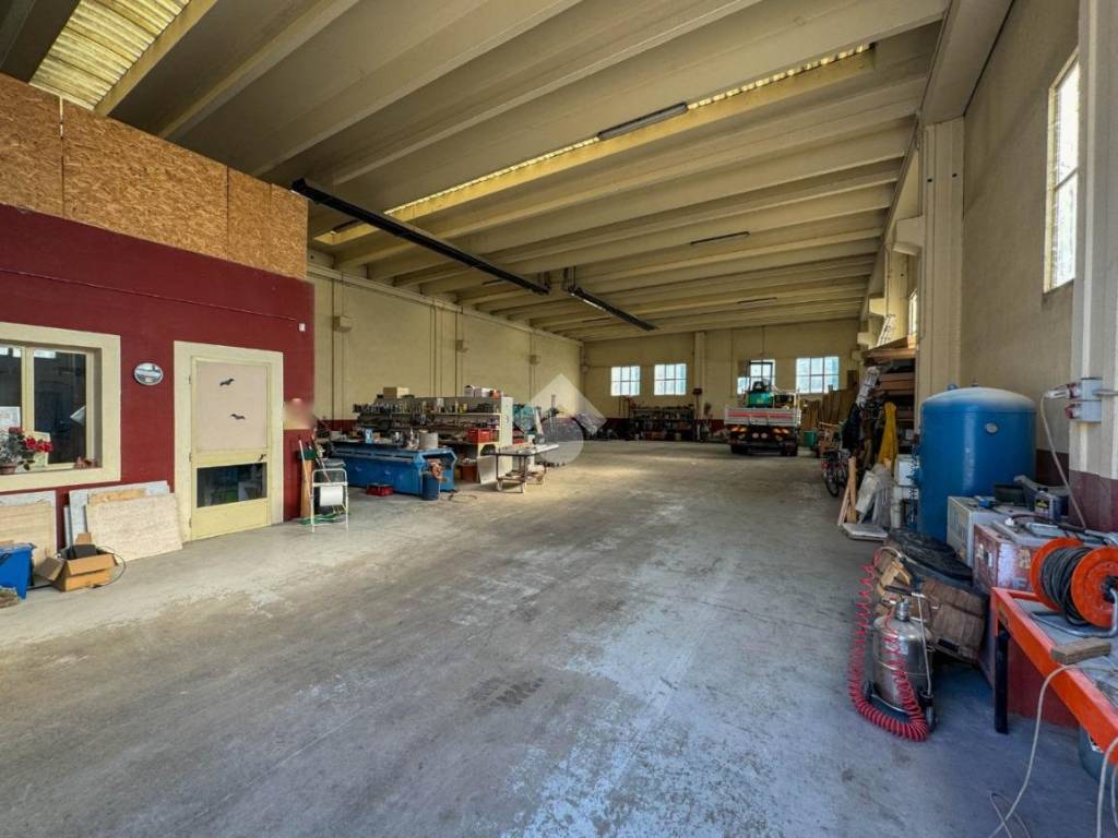 capannone in vendita a Barzanò