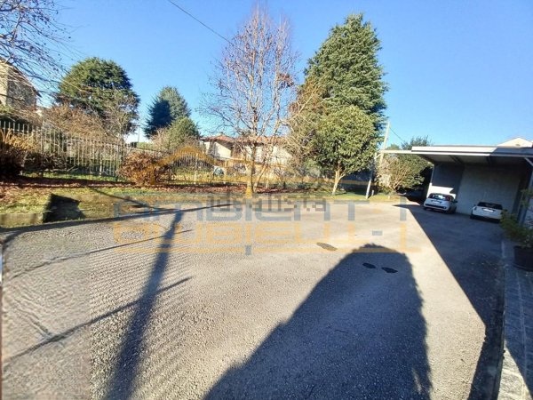 casa indipendente in vendita a Barzanò