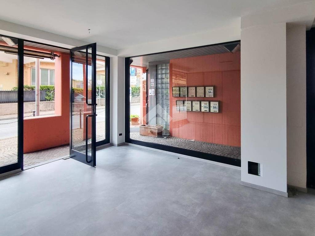 negozio in vendita a Barzanò