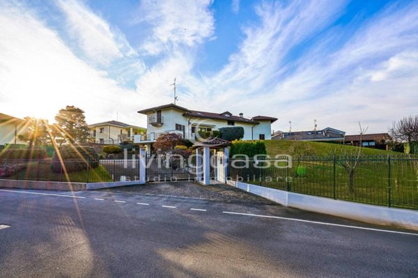 casa indipendente in vendita a Barzanò