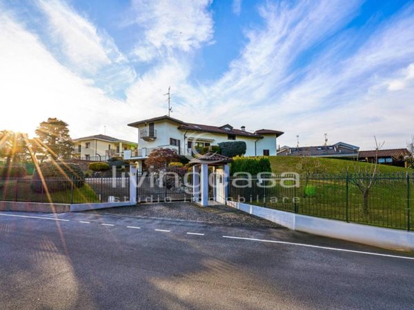 casa indipendente in vendita a Barzanò