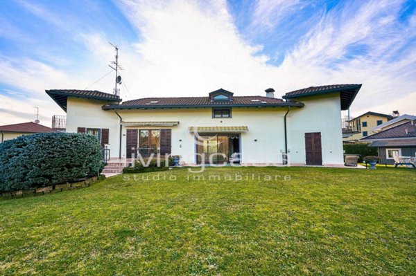 casa indipendente in vendita a Barzanò