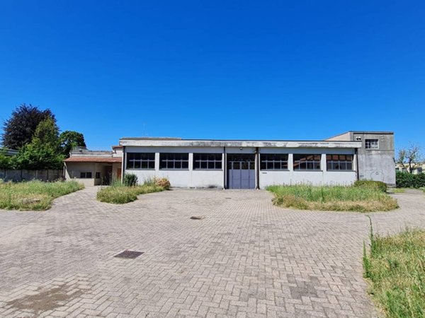 locale commerciale in vendita a Barzanò