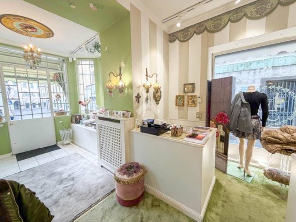 negozio in vendita a Barzanò