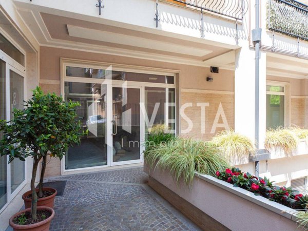 negozio in vendita a Barzanò